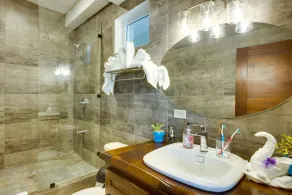 Louis' Apartments - Image 2