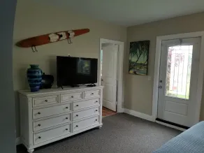 DOLPHIN HOUSE-MINUTES FROM BEACHES, SHOPPING & RIVERWALK! BEAUTIFULLY RENOVATED. - Image 2
