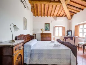 Apartamento en Peccioli con Piscina y Vino - Image 4