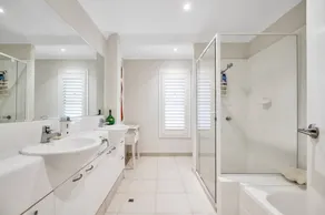 Artist’s Private Recluse - Surfers Paradise - Image 3