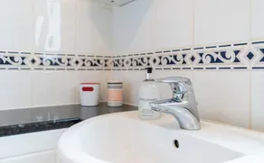 KING Bed W/Kitchen near Rushden Lakes Free Parking - Image 5