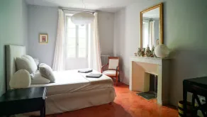 Propriété de grand caractère avec magnifiques jardins et   piscine fantastique. - Image 2