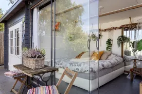 The charmingly furnished holiday home with luxurious amenities and a spacious private garden is located near the sea and dunes. - Image 5