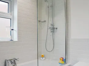 3 bedroom accommodation in Lowestoft - Image 3
