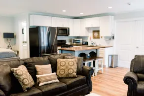 Downstairs Studio style apartment on the River - Image 4