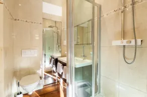Market Square 2 bedrooms 2 baths AC private garage - Image 2