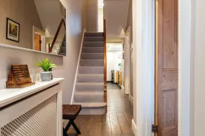 Stunning 2BD Townhouse in Cheltenham - Image 2
