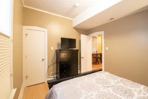 Roscoe Village- Only steps to cute shops & dining! Sleeps 4-6 - Image 5