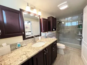 Luxury private suite in downtown Bellevue, free parking - Image 5