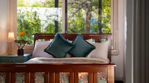 Storybook Cottage-surrounded by beautiful gardens - Image 5