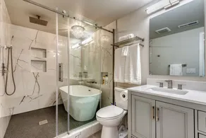 Hidden Gem of Renton ❇ 4 BD/ 2 BA Home ❇ Glam Bath - Image 3