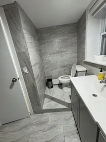 Luxe 1BR Oasis - Prime NY Stay - Image 4