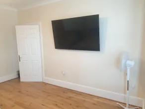 London Luxury Apartments 5 min walk from Ilford Station, with FREE PARKING FREE WIFI - Image 4