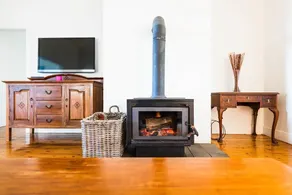 Tranquil 4 bedroom house with fireplace - Image 2