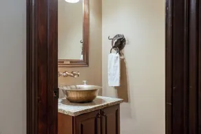 Private Hot Tub, Luxurious & Large with 3 Living Rooms, Convenient to Free Bus - Image 4