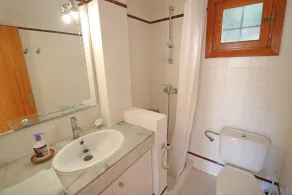 Welcoming garden apartment with sea and mountain views 5 minutes walk from beach - Image 3