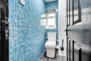 Spacious 4-Bed Haven in Orpington Retreat - Image 5