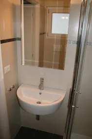 Høj kvalitet lejlighed med panoramaudsigt over søen balkon, pool, privat strand, tennisbane - Image 2