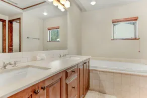 Penthouse Luxury Condo, Covered Parking, 2 Minute Walk to Cascade Lift - Image 4