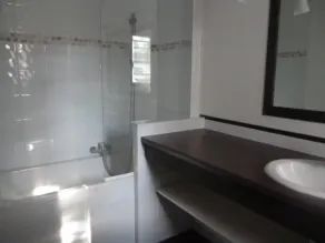 Apartment with enclosed garden and private parking in quiet city center location - Image 3