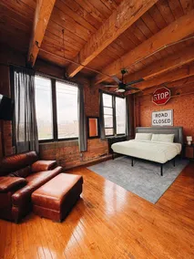 Urban King bed Loft Free Parking Downtown - Image 4