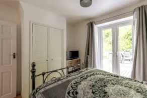 Stylish 2BD Family Hideaway in Dover - Image 5
