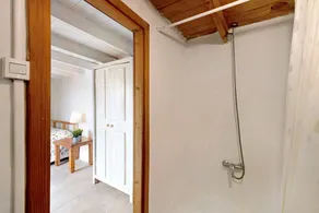 Holiday Home 'Aloe Art' with Shared Garden and Wi-Fi - Image 4