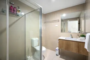 Cozy Sunnybank 1BR | AC & Workspace | 3144D1 - Image 3