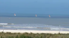 Lejligheden vender ud mod havet og stranden - Image 3