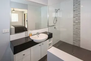 Haven By the Bay- Short walk to Broadwater beach - Image 2