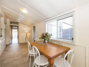 Sleeps 6: King Bed & 2 queen beds, Gladstone Cottage: 5 min walk to town - Image 5