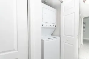 Beautiful 2brm condo w free parking fast WiFi - Image 2
