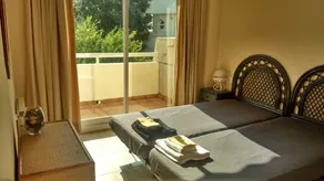 Bel appartement 3 chambres avec parking privé,  jardins, piscines, à la plage - Image 5