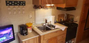Truman Lake Getaway!! 1 bedroom comfy RV - Image 5