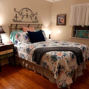 Cozy cottage Style home with She Shed, walk to Coffee Cafe and Park - Image 4