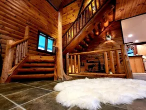 Sleeps 21! Private Log Lodge on large wooded lot 2 min from Beaches/Golf/Wine! - Image 2