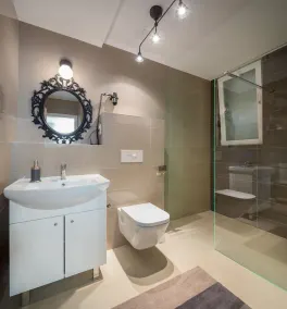 Em seu próprio lote grande (1. 100 m²), a casa tem sua própria piscina grande (30 m²), localizada na zona rural entre colinas verdes tranquilas e idílicas. Aqui voc�� pode relaxar e curtir a natureza. - Image 3
