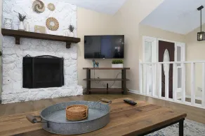 Renovated Farmhouse Near Six Flags - Image 3