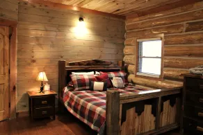 Cozy pine log cabin - Image 4