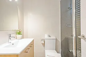 Grenier confortable avec espace extérieur pour manger, bronzer, se détendre ... - Image 4