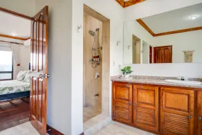 Lovely home near the beach with pool, balcony, mountain view, & full kitchen - Image 5