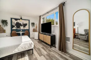 Cozy Studio with Outdoor Oasis - Image 4