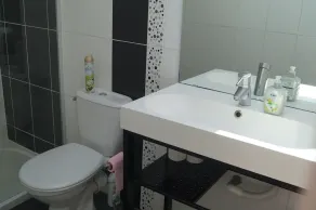 Casa moderna com piscina perto da praia - Image 4