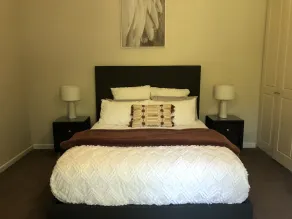 Beautiful Spacious Apartment Set Amongst Botanical Gardens with a Spa - Image 4