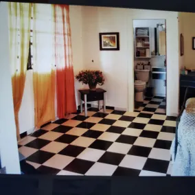 Spacious 3 bedroom 2 bath home close to town - Image 4