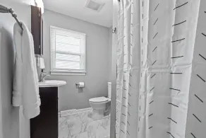 Large Pet Friendly Home Close to I-35 Hwy & KC - Image 2