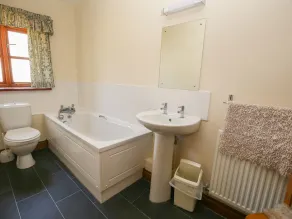 THE WALTON, family friendly, with pool in Ludlow - Image 4