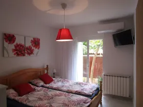 Great vacation home close to the beach with private, heated pool - Image 4