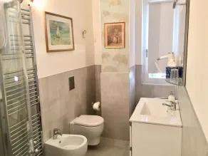 Apartamento superior con dormitorio, baño, cocina y sala de estar. - Image 2