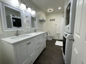 Quiet and modern 2 bed 1 bath apartment with changing sand table - Image 3